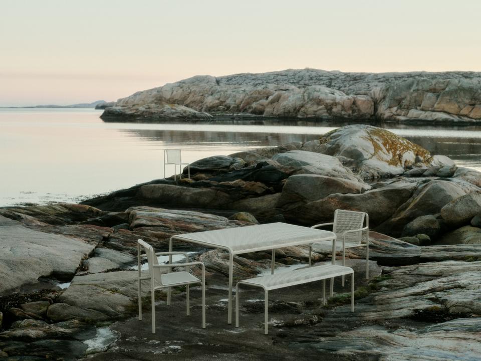 Erleben Sie die Dapple Bank von Ferm Living – eine elegante und wetterfeste Gartenbank, die Ihrem Außenbereich Stil und Gemütlichkeit verleiht.