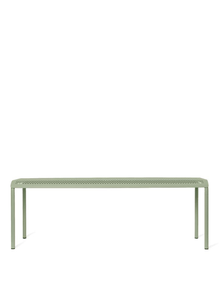 Die Dapple Bank von Ferm Living kombiniert modernes Design mit langlebigen Materialien und bringt Eleganz in Ihren Außenbereich.