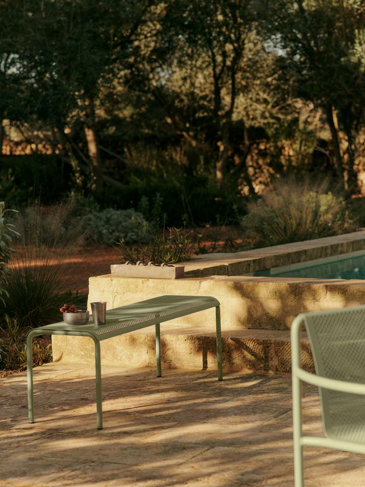 Die Dapple Bank von Ferm Living vereint stilvolles Design und robuste Materialien, ideal für eine harmonische Gartengestaltung.