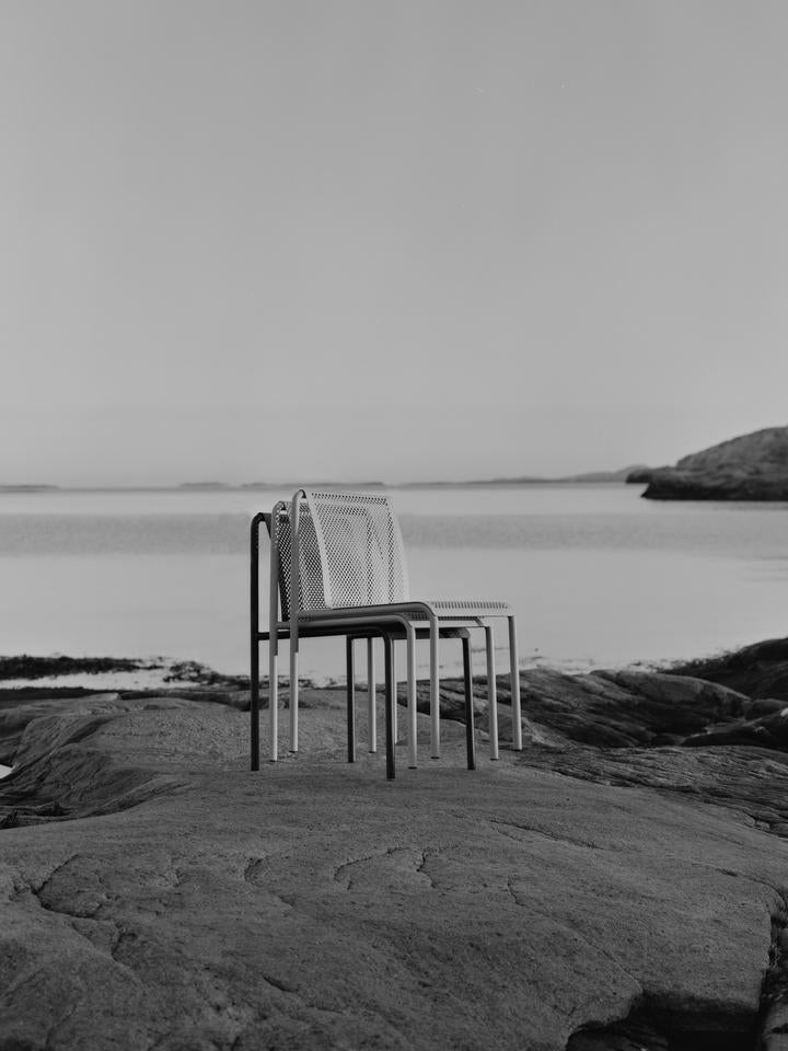 Dapple Stuhl von Ferm Living: Elegante Gartenmöbel mit robustem Stahl, stapelbar und ideal für stilvolle Außenbereiche.