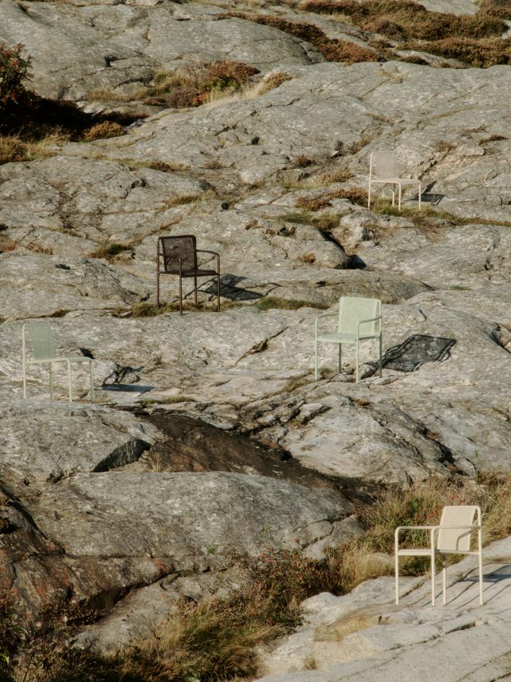 Eleganter Dapple Stuhl von Ferm Living für deinen Außenbereich. Robuste Materialien, stapelbar und modern – ideal für jeden Garten.