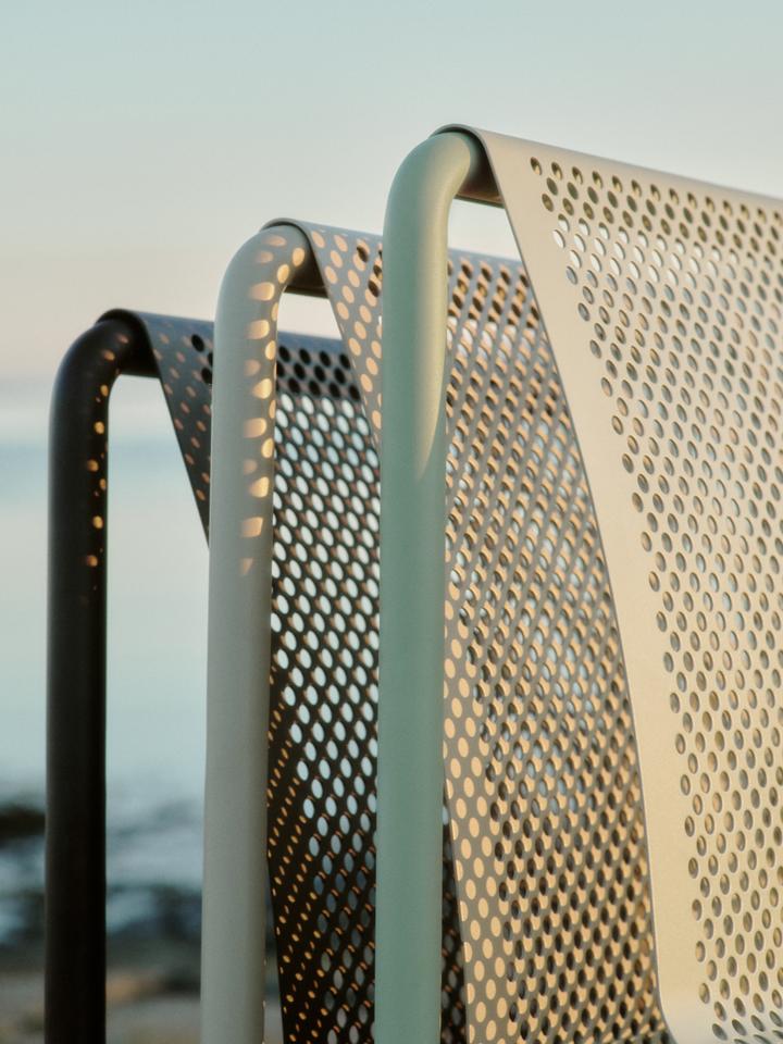 Dapple Stuhl von Ferm Living: Stilvolles Design, wetterfest und stapelbar. Perfekt für entspannte Stunden im Freien.