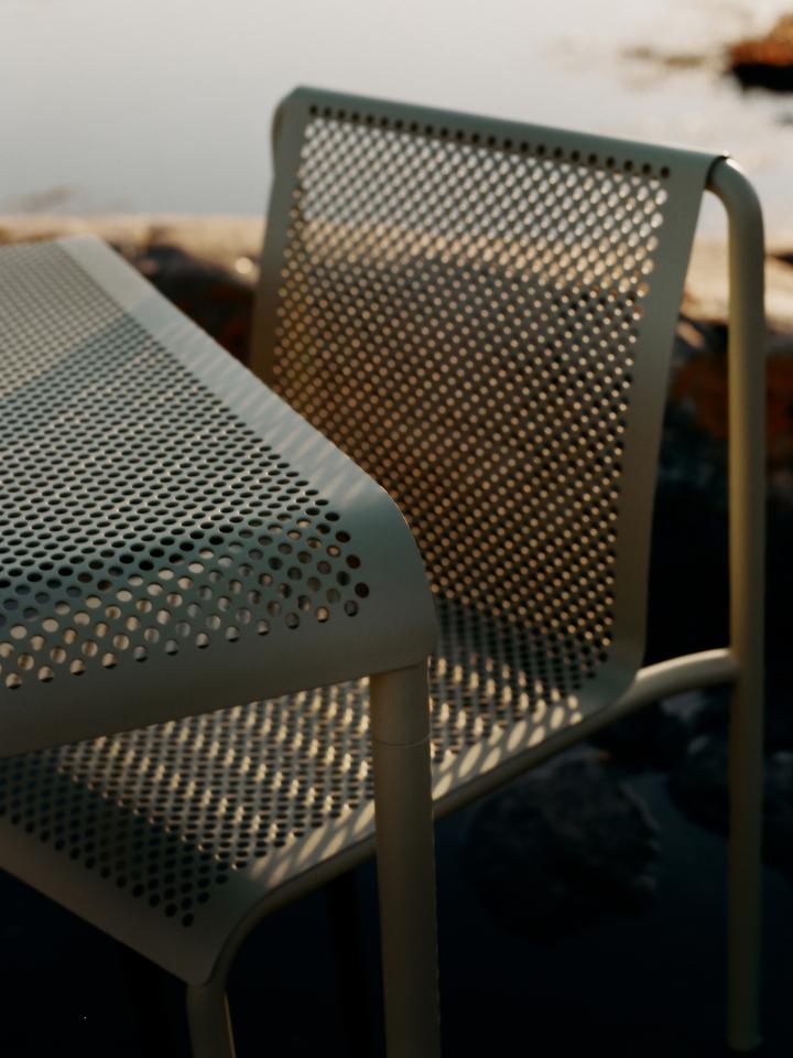 Dapple Stuhl von Ferm Living: Moderner, wetterfester Stuhl aus robustem Stahl. Perfekt für elegante Terrassen und platzsparend stapelbar.