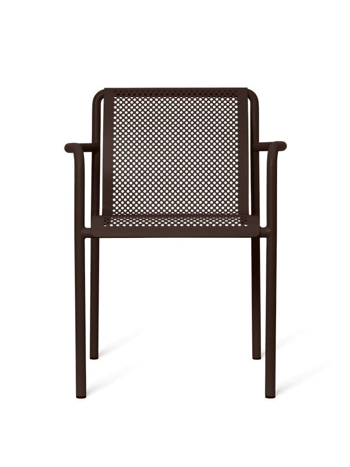 Genieße den Dapple Stuhl mit Armlehnen von Ferm Living – eine harmonische Verbindung aus modernem Design und robusten Materialien für deinen Außenbereich.