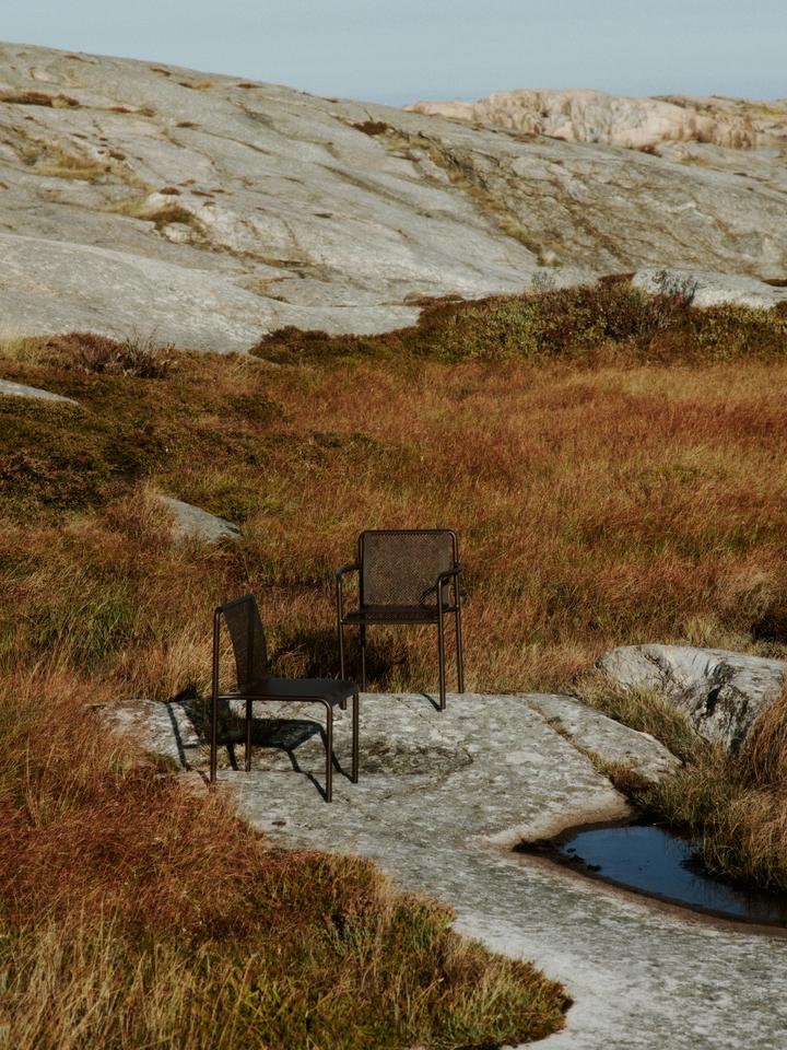 Erlebe den Dapple Stuhl mit Armlehnen von Ferm Living – eine harmonische Verbindung aus modernem Design und robusten Materialien für deinen Außenbereich.