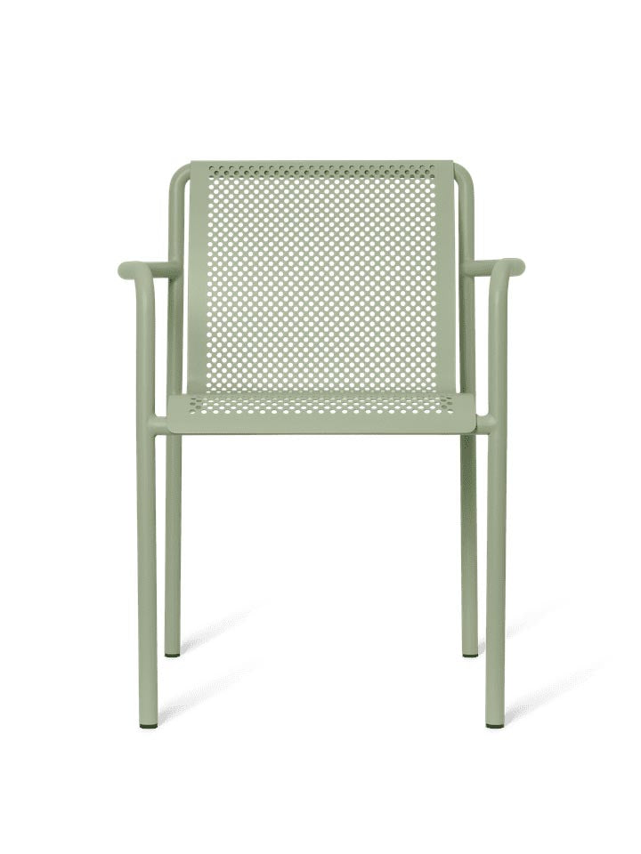 Erlebe den Dapple Stuhl mit Armlehnen von Ferm Living – eine harmonische Verbindung aus modernem Design und robusten Materialien für deinen Außenbereich.