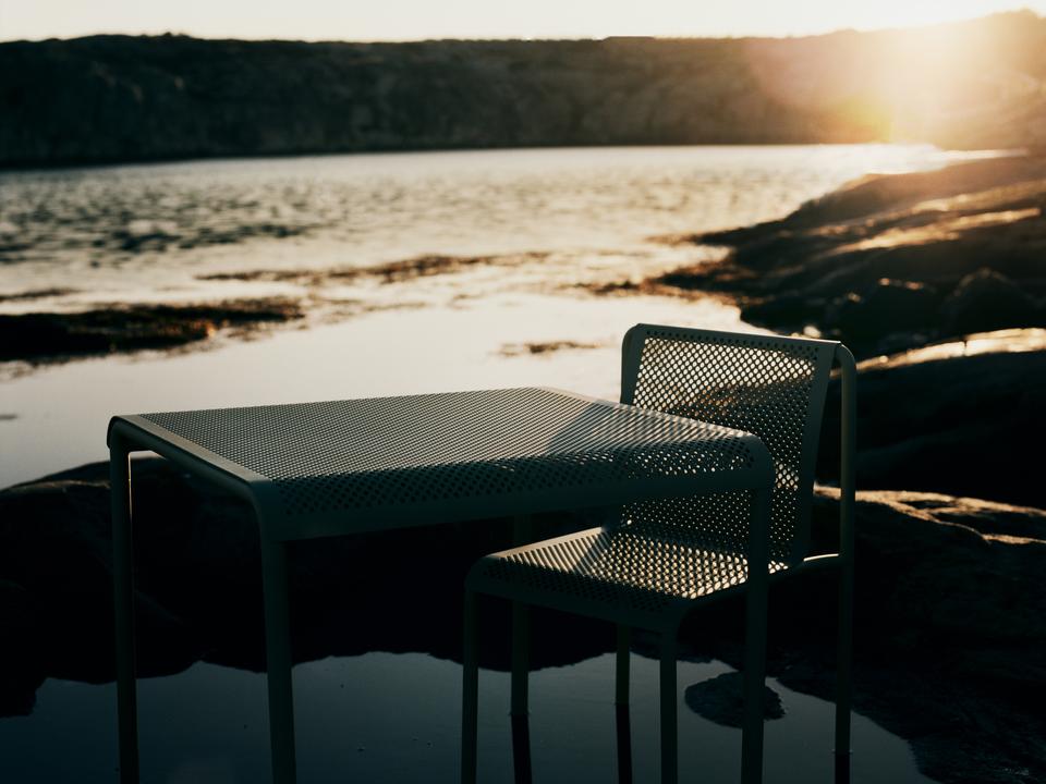 Erleben Sie den Dapple Esstisch 80 x 80 von Ferm Living – ein elegantes, wetterfestes Möbelstück für entspannte Momente im Freien.