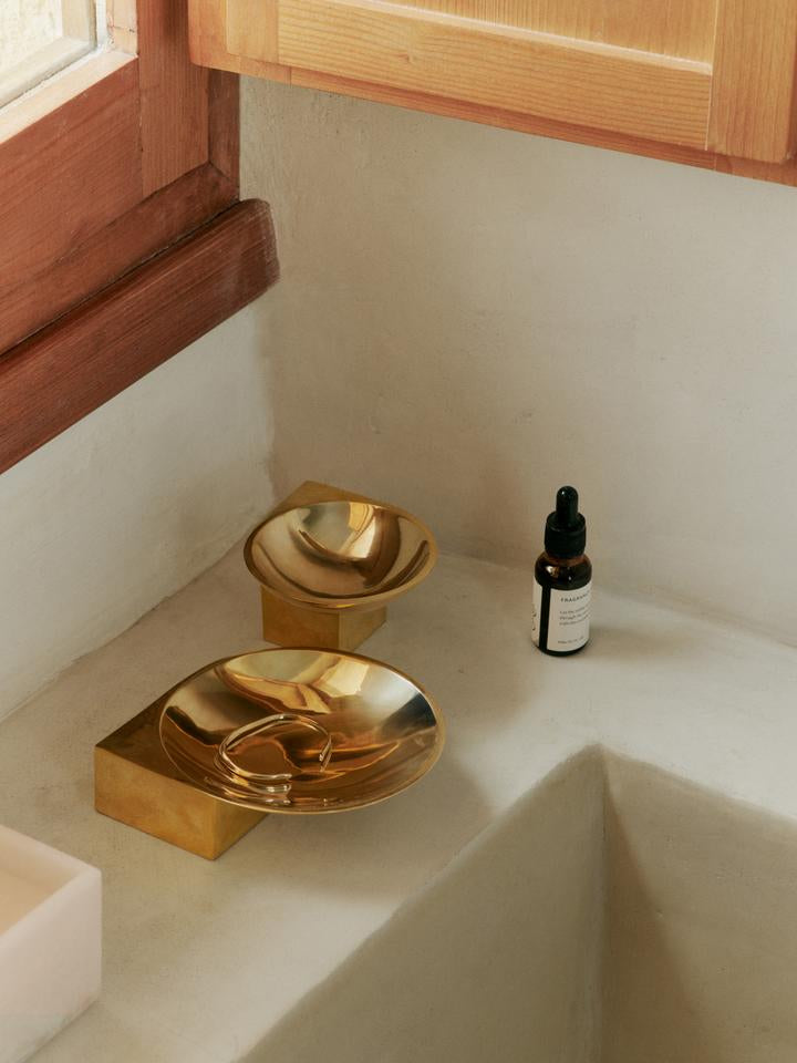 Entdecke die Santany Bowl Ø9,5 von Ferm Living – eine elegante Messingschale, die Stil und Funktionalität vereint. Ideal für dein Zuhause!