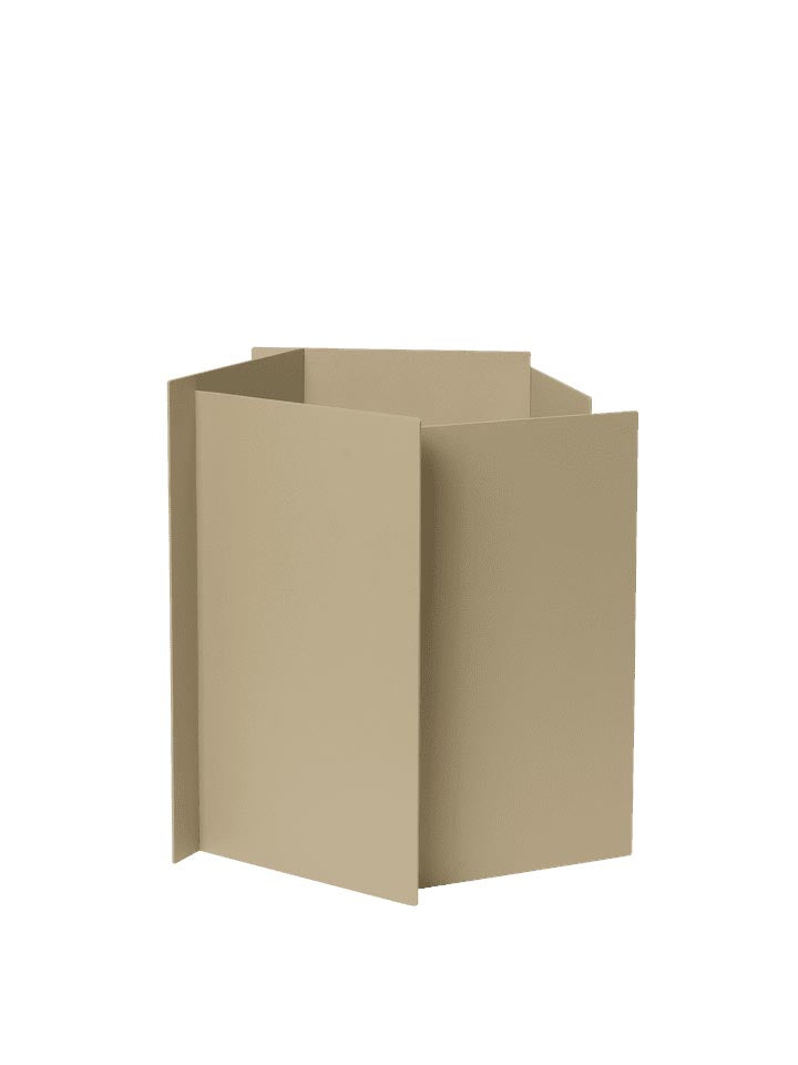 Verleihen Sie Ihrem Außenbereich mit dem Fragma Pflanzgefäß von Ferm Living einen modernen Akzent – stilvoll, langlebig und vielseitig einsetzbar.