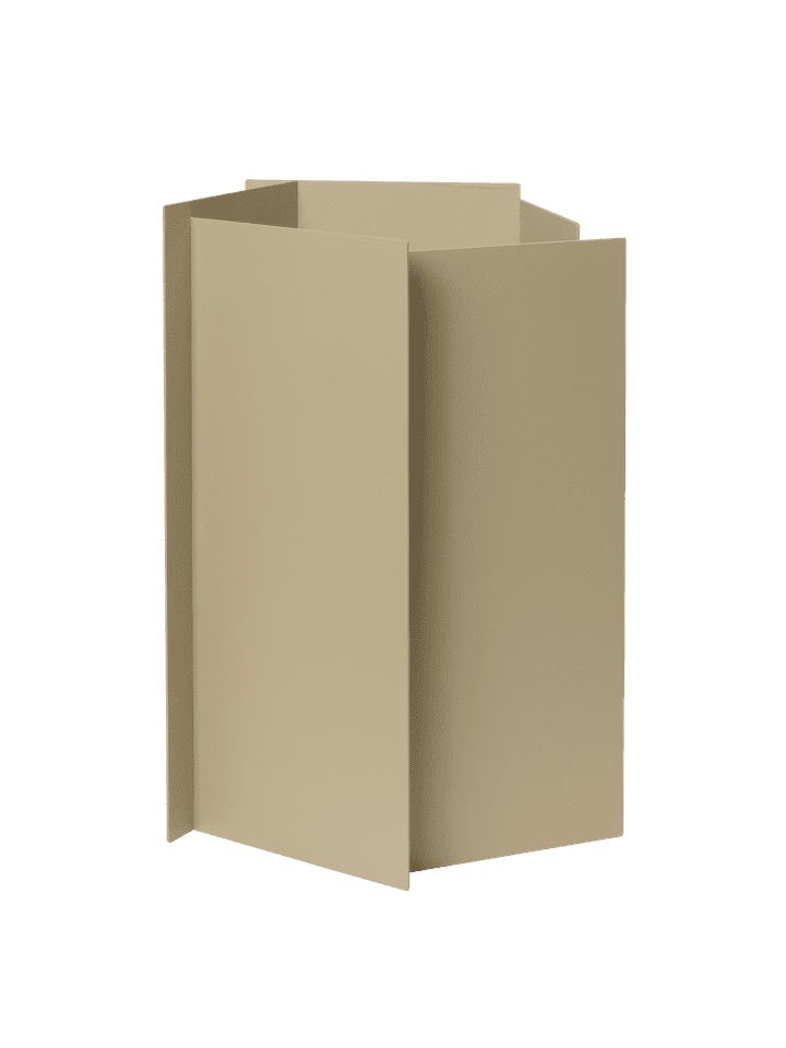 Setzen Sie Akzente im Freien mit dem Fragma Pflanzgefäß von Ferm Living – ein skulpturales Meisterwerk aus robustem Edelstahl.