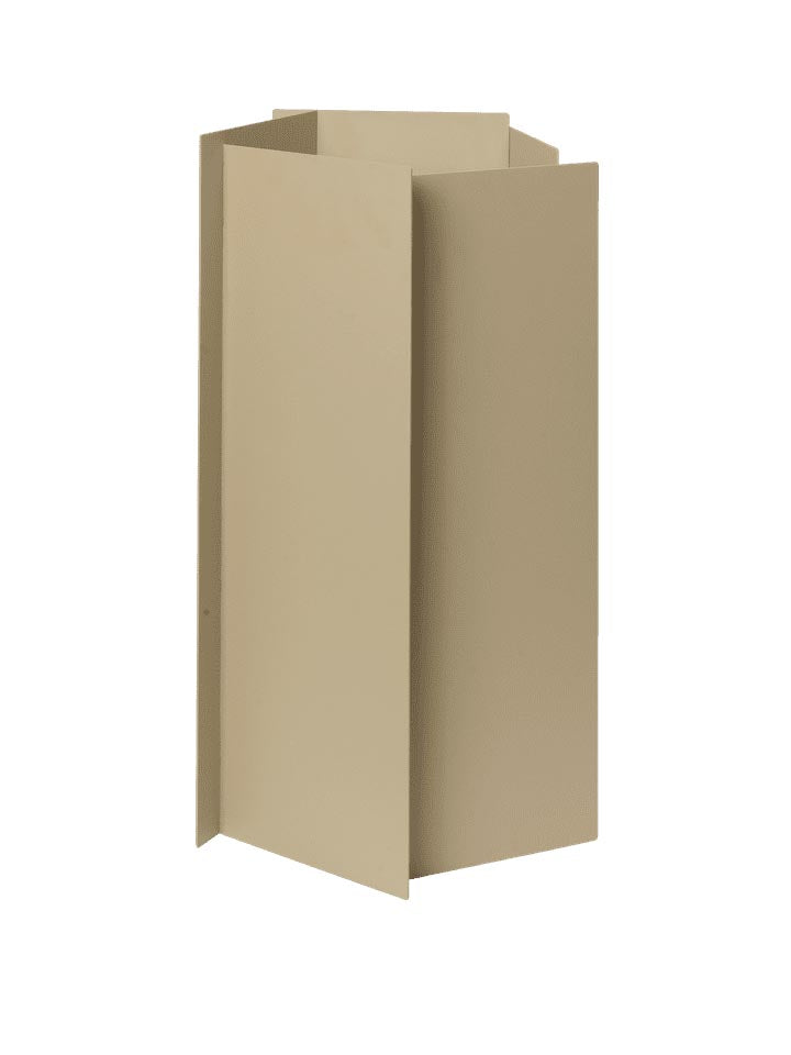 Setzen Sie Akzente im Freien mit dem Fragma Pflanzgefäß von Ferm Living – ein skulpturales Design aus robustem Edelstahl, ideal für Garten und Balkon.