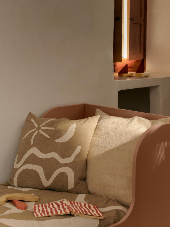 Entdecken Sie das Kove Applique Kissen von Ferm Living – ein elegantes, nachhaltiges Dekokissen, inspiriert von der mediterranen Küste.