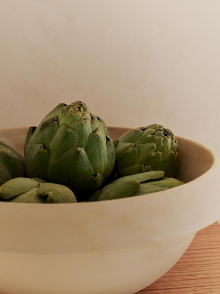 Entdecken Sie die Erena Servierschale Ø32 von Ferm Living – ein elegantes Designstück, das mediterrane Tradition und moderne Ästhetik vereint.