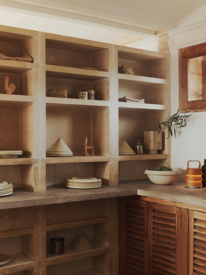 Erleben Sie die Erena Servierplatte Ø35 von Ferm Living – ein einzigartiges Design, das mediterrane Eleganz und Funktionalität vereint.