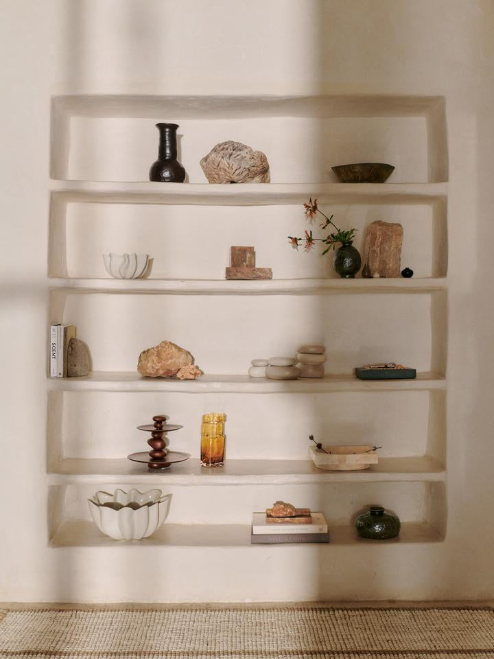 Entdecken Sie die Muro Vase H23 von Ferm Living – ein architektonisches Meisterwerk aus recyceltem Glas, das Eleganz und Nachhaltigkeit vereint.