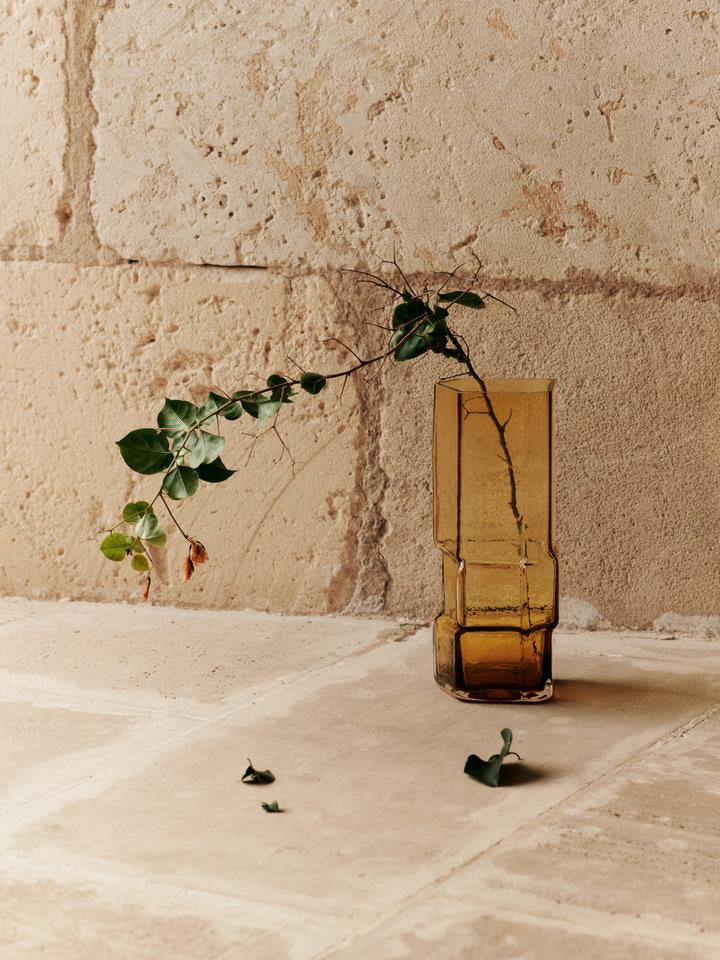 Entdecken Sie die Muro Vase H30 von Ferm Living – ein handgefertigtes Kunstwerk aus recyceltem Glas, inspiriert von architektonischen Elementen und der Natur.