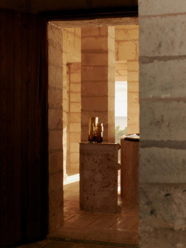 Erleben Sie die Muro Vase H30 von Ferm Living – ein einzigartiges, handgefertigtes Design aus recyceltem Glas, das architektonische Eleganz und natürliche Schönheit vereint.