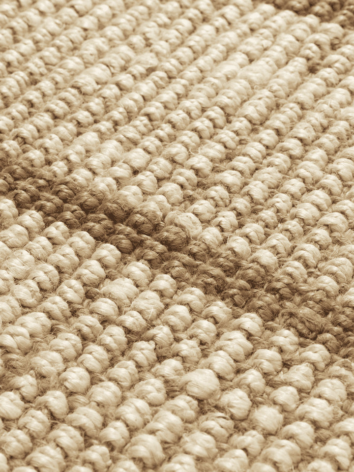 Entdecken Sie den Athen Stripes Teppich 170 x 240 von Ferm Living – handgewebt aus Jute, mit stilvollen Streifen und rustikalen Fransen für mediterranes Flair.