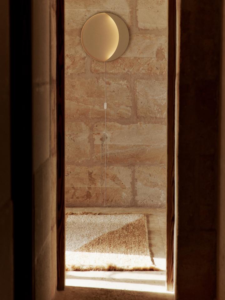 Entdecken Sie die Studie Matte 50 x 70 von Ferm Living – ein einzigartiger Jute-Teppich, der modernes Design und traditionelle Handwerkskunst vereint.