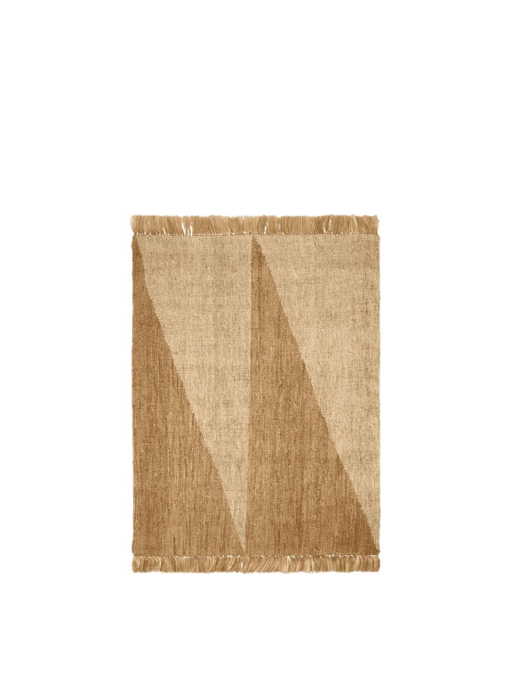 Entdecken Sie den handgefertigten Studie Teppich 140 x 200 von Ferm Living, aus nachhaltiger Jute mit modernem Dreiecksmuster. Ideal für jeden Raum!
