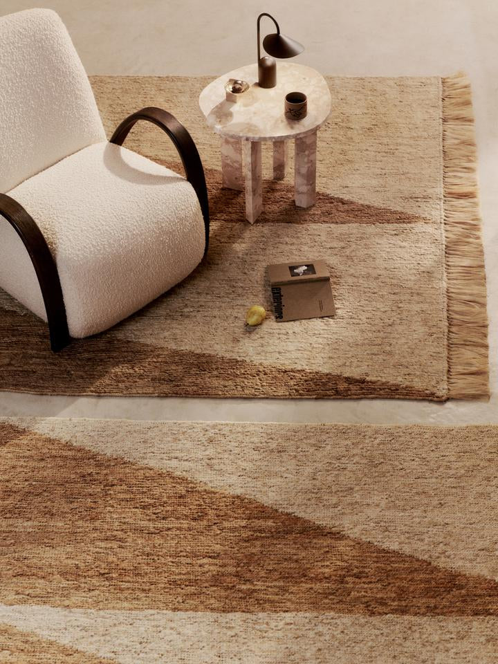 Entdecken Sie den handgefertigten Studie Teppich 200 x 300 von Ferm Living aus nachhaltiger Jute – stilvoll, robust und perfekt für jedes Zuhause.