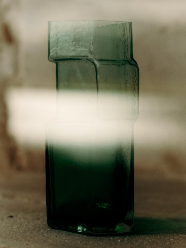 Entdecken Sie die Muro Vase H23 von Ferm Living – ein architektonisches Meisterwerk aus recyceltem Glas, das Eleganz und Nachhaltigkeit vereint.