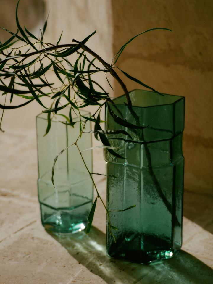 Erleben Sie die Muro Vase H30 von Ferm Living – ein einzigartiges, handgefertigtes Design aus recyceltem Glas, das natürliche Eleganz und architektonische Inspiration vereint.