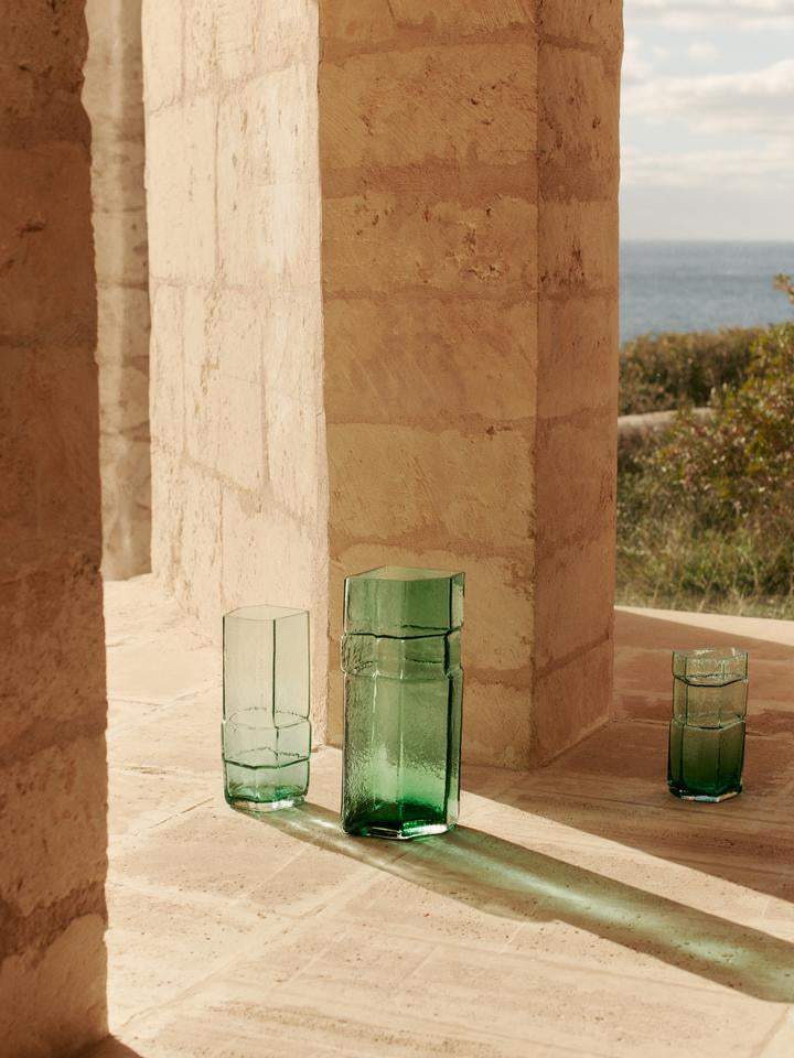 Erleben Sie die Muro Vase H30 von Ferm Living – eine exquisite, handgeblasene Vase aus recyceltem Glas, die modernes Design und natürliche Ästhetik harmonisch verbindet.