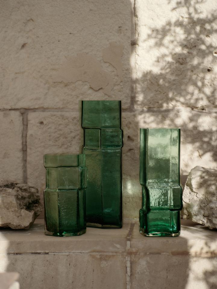 Erleben Sie die Muro Vase H38 von Ferm Living – ein einzigartiges Kunstwerk aus recyceltem Glas, inspiriert von architektonischer Schönheit und handwerklicher Tradition.