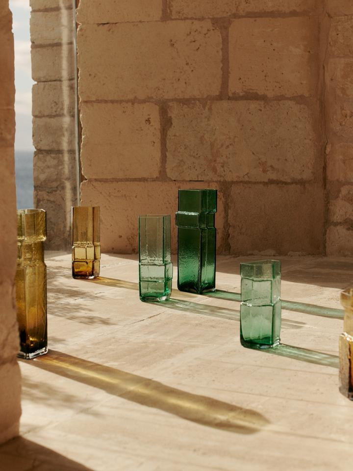 Erleben Sie die Muro Vase H38 von Ferm Living – eine einzigartige, mundgeblasene Vase aus recyceltem Glas, inspiriert von architektonischer Schönheit und Handwerkskunst.