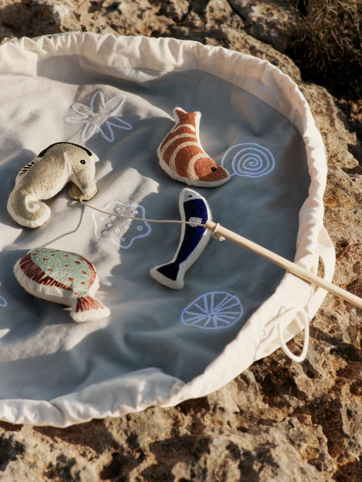 Entdecken Sie das Fishing Game von Ferm Living – ein umweltfreundliches Angelspiel für Kinder, das Spaß und Feinmotorik fördert!