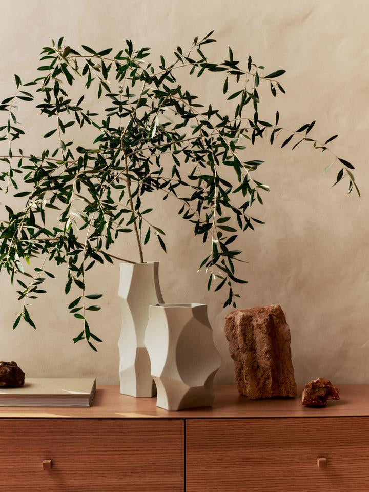 Entdecke die Cueva Vase H26 von Ferm Living – ein skulpturales Kunstwerk, das Eleganz und natürliche Schönheit in dein Zuhause bringt.