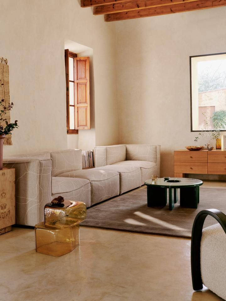 Erleben Sie den Deya Couchtisch Ø80 von Ferm Living – ein stilvolles Möbelstück aus robustem Faserbeton, das durch seine harmonische Form und edle Glasur besticht.