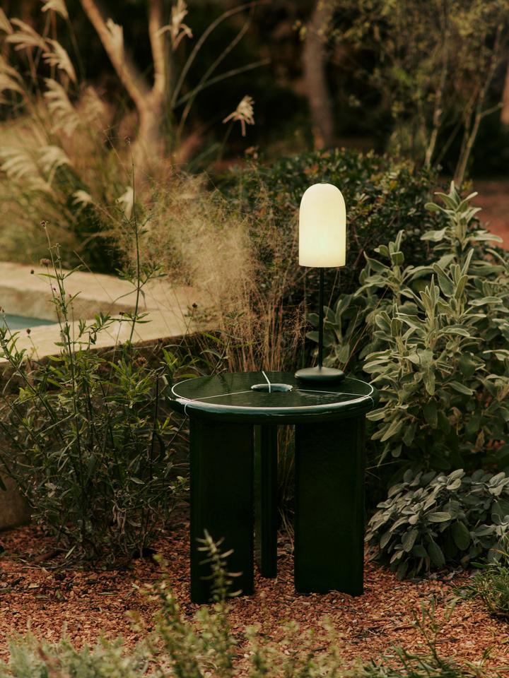 Entdecken Sie den Deya Beistelltisch Ø47 von Ferm Living – ein elegantes Designstück aus robustem Faserbeton, ideal für drinnen und draußen.