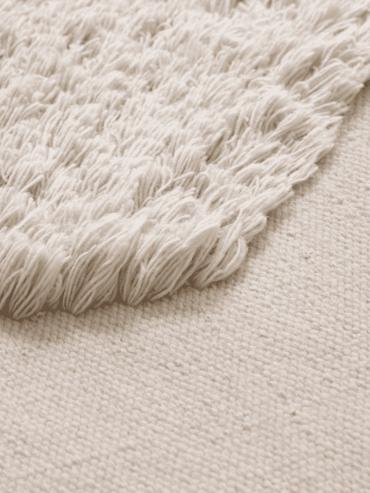 Gestalten Sie Ihren Außenbereich mit dem Norte Outdoor Teppich von Ferm Living. Nachhaltig, stilvoll und perfekt für Garten und Balkon!