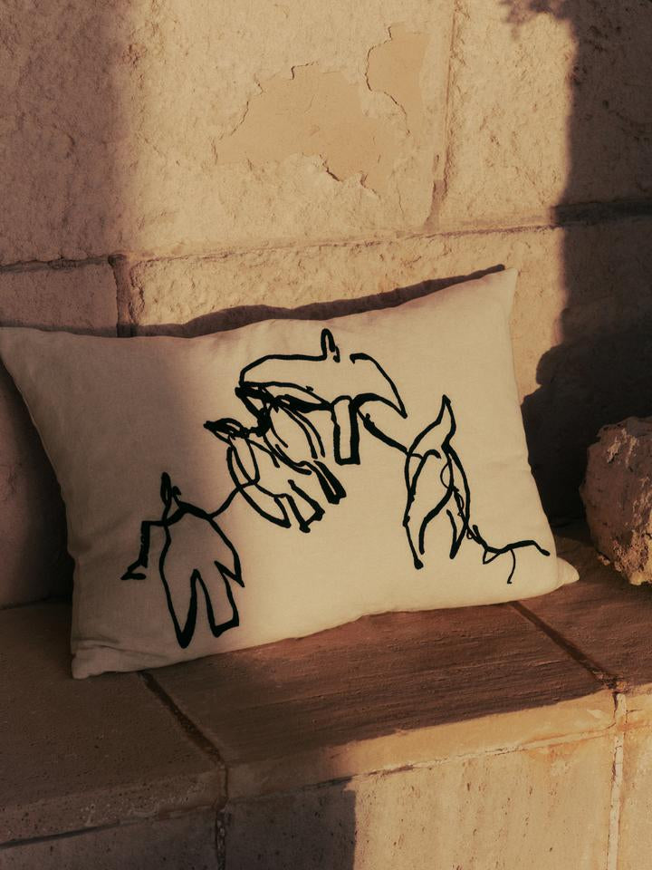 Erleben Sie das Vuelo Kissen von Ferm Living – ein stilvolles Accessoire, das künstlerische Eleganz und natürliche Inspiration vereint.