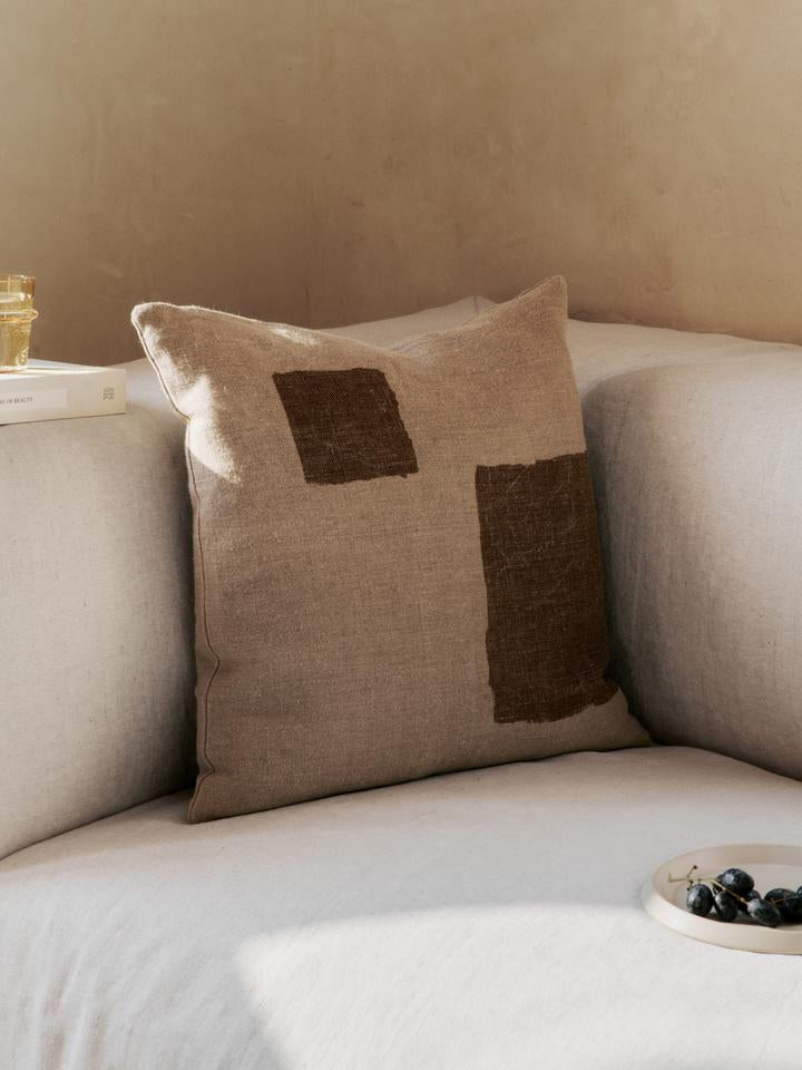 Entdecken Sie das Oleo Kissen von Ferm Living – ein stilvolles, handgezeichnetes Leinenkissen, das jedem Raum eine kreative Note verleiht.