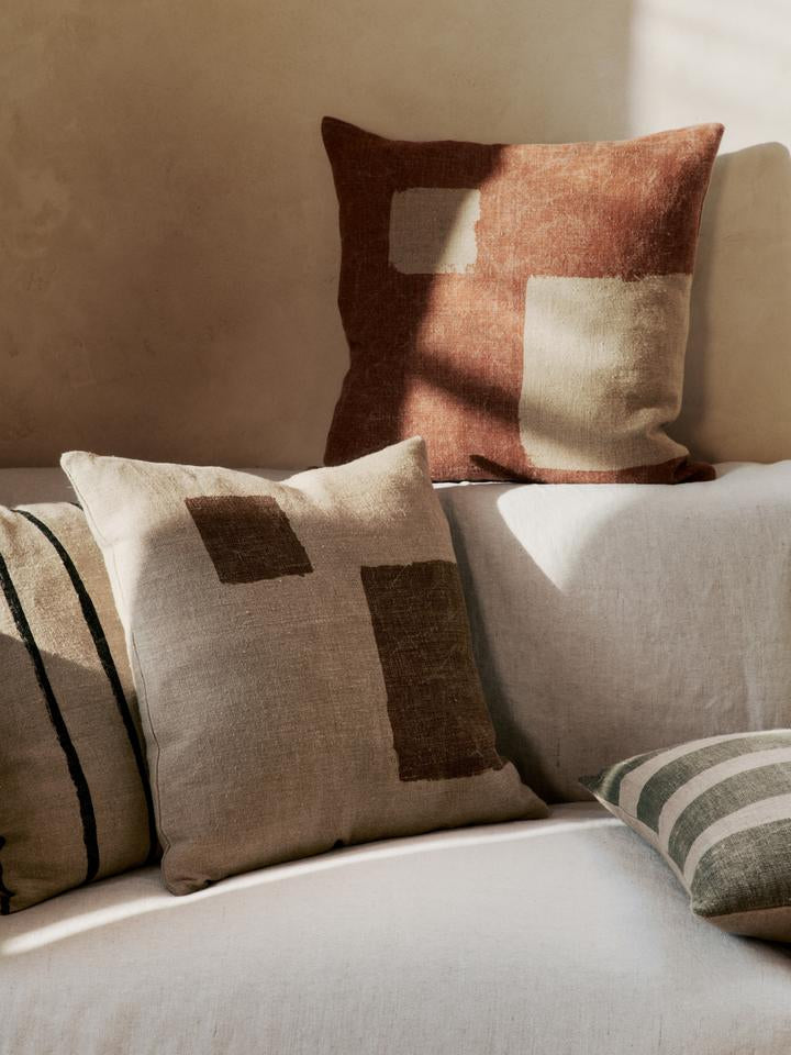 Verleihen Sie Ihrem Zuhause mit dem Oleo Kissenbezug von Ferm Living einen Hauch von Kunst und Eleganz. Aus 100 % Leinen gefertigt, besticht er durch handgezeichnete Designs.