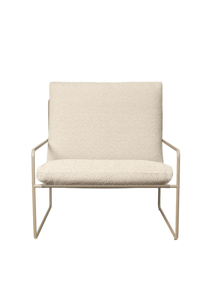 Entspanne stilvoll im Freien mit dem Desert 1-Sitzer von Ferm Living. Hochwertige, wetterfeste Materialien und elegantes Design für deinen Außenbereich.