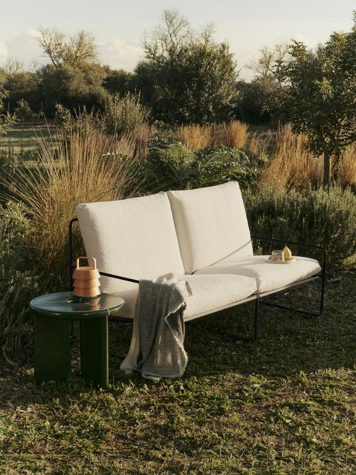 Entspannen Sie stilvoll im Freien mit dem Desert 2-Sitzer von Ferm Living. Wetterfest, komfortabel und ideal für Ihre Outdoor-Lounge.