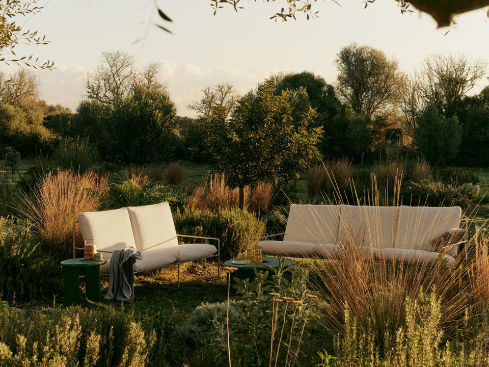 Entspannen Sie stilvoll im Freien mit dem Desert 2-Sitzer von Ferm Living. Wetterfest, komfortabel und ideal für Ihre Outdoor-Lounge.