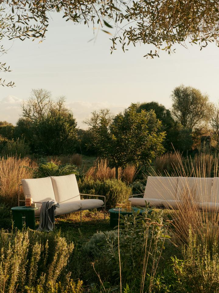 Genießen Sie den Sommer im Freien mit dem Desert 2-Sitzer von Ferm Living. Stilvolles Design, wetterfest und perfekt für entspannte Stunden im Garten.