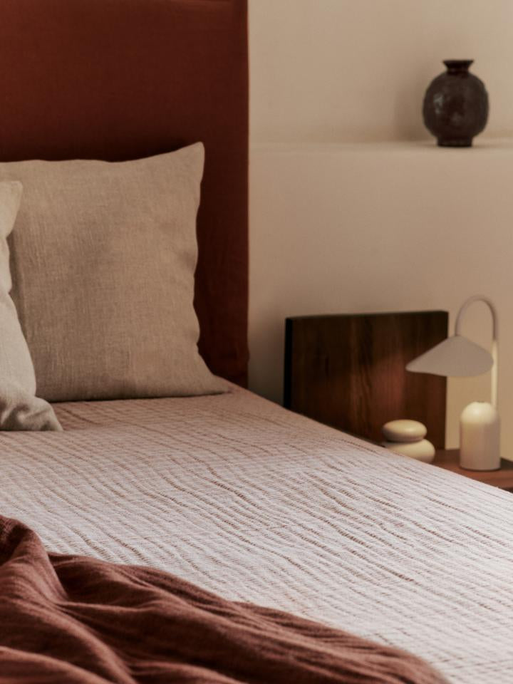 Entdecken Sie den Fino Bettüberwurf von Ferm Living – ein stilvolles, nachhaltiges Accessoire aus GOTS-zertifizierter Baumwolle für Ihr Schlafzimmer.