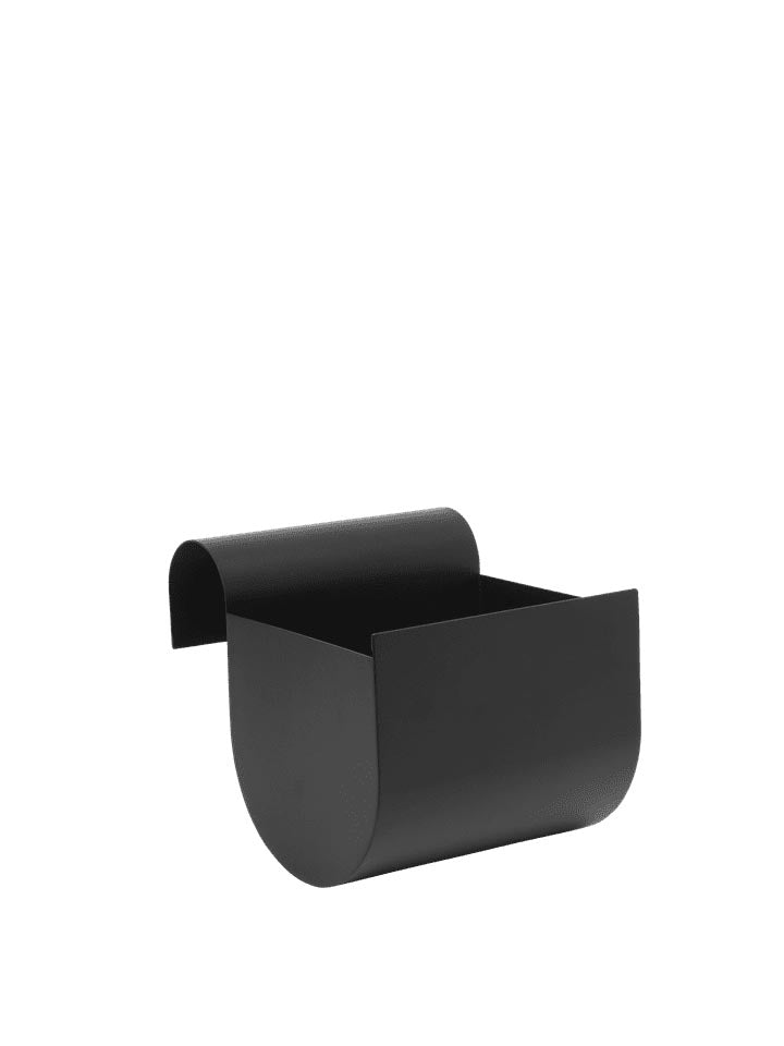 Uma Balkonbox in Schwarz präsentiert im Onlineshop von KAQTU Design AG. Pflanzentopf Outdoor ist von Ferm Living
