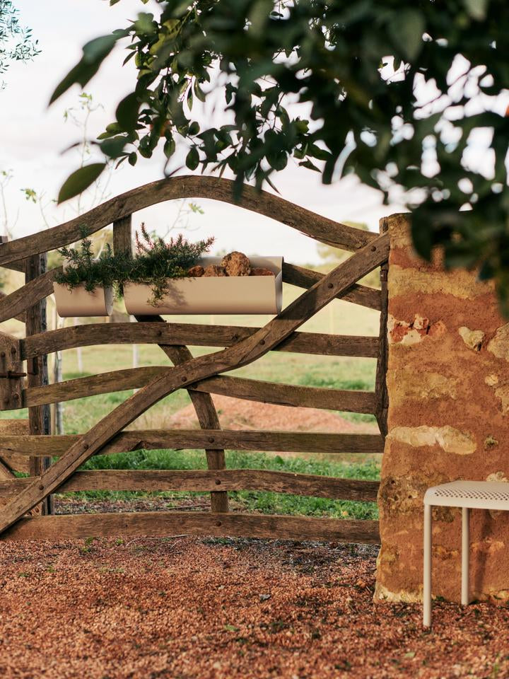 Entdecken Sie die elegante Uma Balkonbox von Ferm Living – die perfekte Kombination aus Stil und Funktionalität für Ihren Balkon.