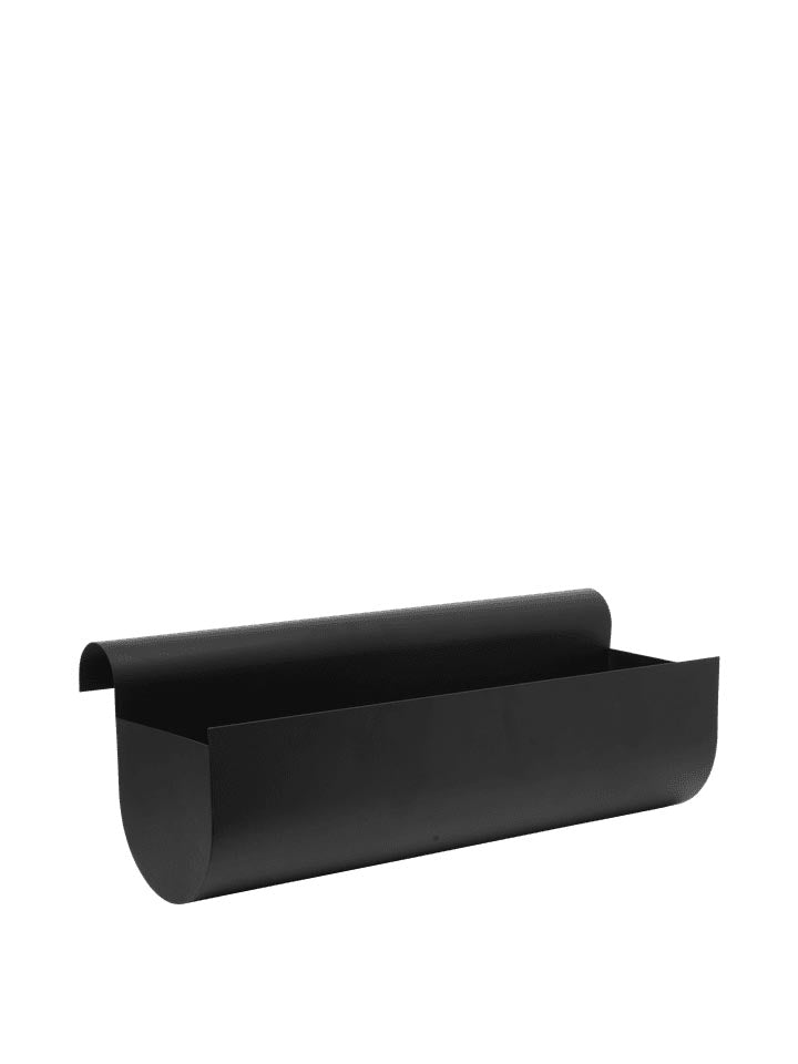 Uma Balkonbox in Schwarz präsentiert im Onlineshop von KAQTU Design AG. Pflanzentopf Outdoor ist von Ferm Living