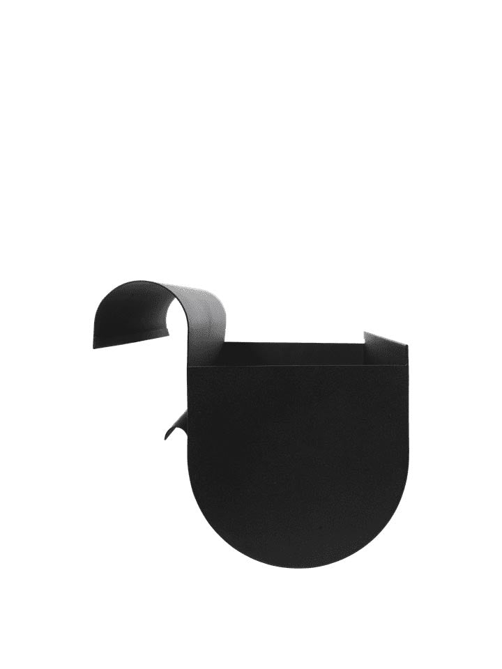 Verleihen Sie Ihrem Balkon mit der Uma Balkonbox von Ferm Living einen modernen Akzent – robust, pflegeleicht und perfekt für Pflanzen.