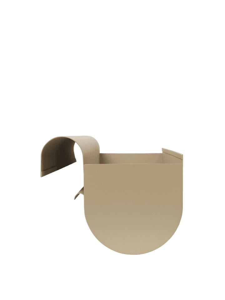 Verleihen Sie Ihrem Balkon mit der Uma Balkonbox von Ferm Living einen modernen Akzent – robust, stilvoll und ideal für Pflanzen.