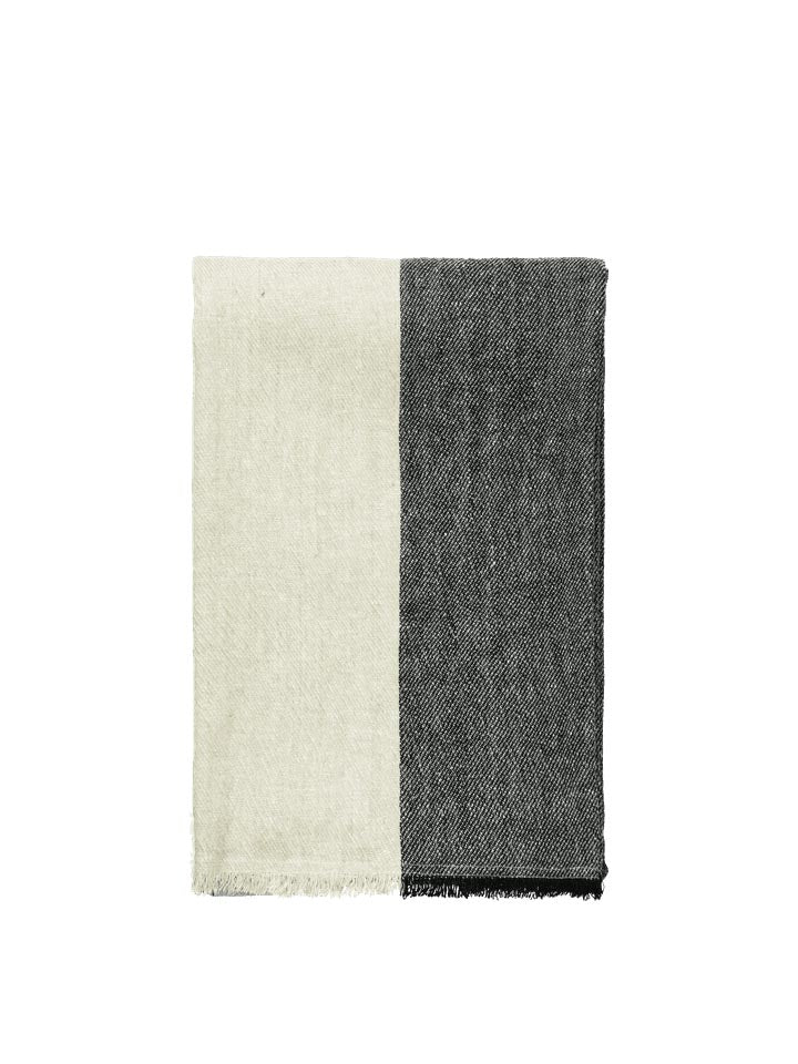 Pila Leinen Throw in Schwarz/Ulme Grün präsentiert im Onlineshop von KAQTU Design AG. Wolldecke ist von Ferm Living