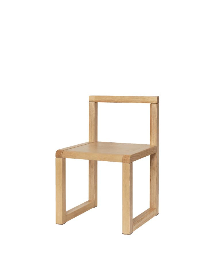 Der Little Architect Stuhl von Ferm Living vereint modernes Design und Funktionalität. Aus FSC® zertifiziertem Eschenfurnier gefertigt, ist er der perfekte Sitz für kreative Kinder, die ihre Ideen verwirklichen möchten.